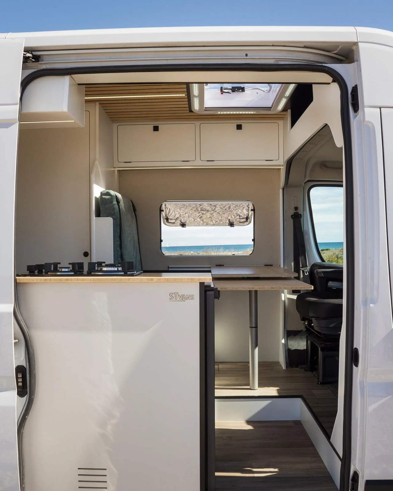 Imagen del interior de una de las camperizaciones de stvans